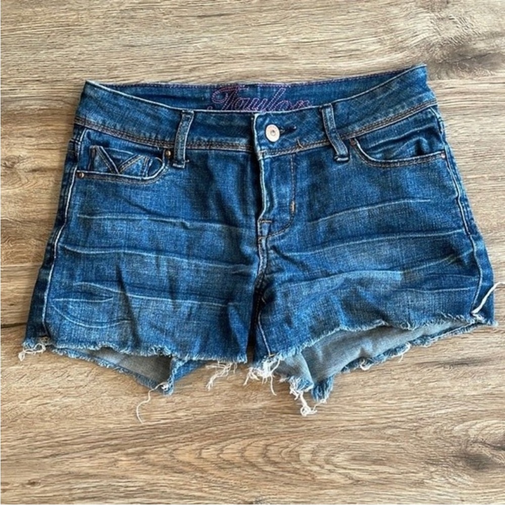 Deliaās Taylor Distressed Denim Dark Wash Cut Off Jean Shorts